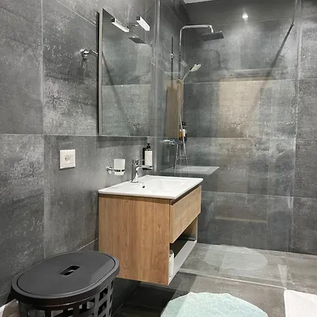 Port Side Apartment *